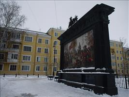 Typisch russisch. Monument in Wohnanlage. Hier hat der Zar die Schweden verhauen