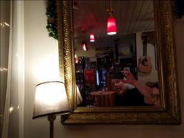 Zum Abschluss besuchen wir wieder das russische Restaurant (ресторан) bei unserem Spiegel-Foto-Freund vom letzten Jahr. Er hat etwas umdekoriert, da mache ich das Spiegelfoto selber 