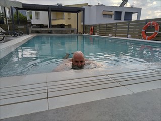 Ich checke schnell den Pool und dann zum Essen