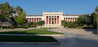 Deutlich aufgeräumter vor dem archäologischen National Museum