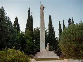 Da haben die Ordnungsmacht aus antiken Zeiten. Die Göttin Athene