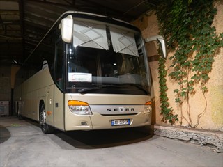 Huch warum steht da ein Bus aus Albanien