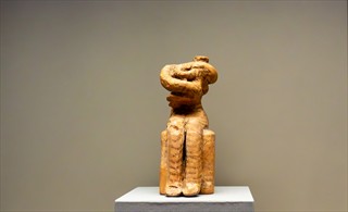 Frau mit Kind (ohne Kopf)