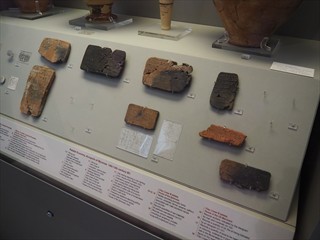 Aus den Hieroglyphen der Ägypter haben die Mykener (und die Minoer) eine Silbenschrift entwickelt