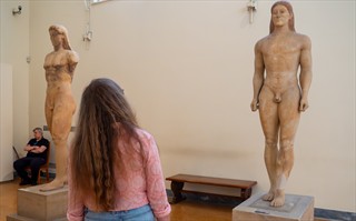 Das sind 'Kouros'. Die weibliche Form ist eine 'Kore'