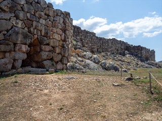 aus diesem Loch in der Mauer