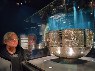 Das ist übrigens der Kessel in "ganz" (Kessel von Gundestrup; natürlich eine Kopie)
