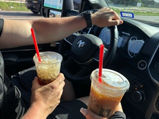 Kaffee aus dem Drive Trough, amerikanisch-chinesisches Frühstück von Panda Express.