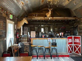 O-Ton: <i>In dieser Hütte essen wir jetzt Barbecue zum Frühstück</i><br>
Normal würde ich sagen. BBQ zum Frühstück.