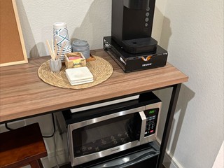 Mit Coffee-Maker und Fridge