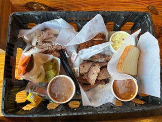 O-Ton: <i>"BBQ zum Abendessen (geräucherte Rinderbrust, Truthahn und Rippchen. Dazu Green Chilli Stew, Bohnen, Kartoffelsalat und Pickels)"</i>