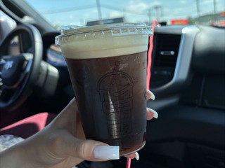Ein 'Cold Brew' aus dem 'Drive through'. Das Auto verlassen muss man nicht unbedingt in US