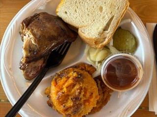 O-Ton: <i>War das Beste, was wir bisher hatten. Alles hausgemacht, die Sauce, die eingelegten Gurken, die eingelegten Zwiebeln.</i>