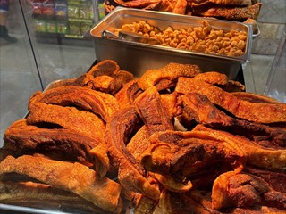 Schweinebauch. O-Ton: <i>Mexikanischer Supermarkt bringt ziemlich viel Spaß</i>