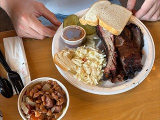 O-Ton: <i>Als Beilagen hatten wir Cowboy Beans, Green Beans, Cole Slaw und Süßkartoffel Auflauf mit Pekannüssen.</i>