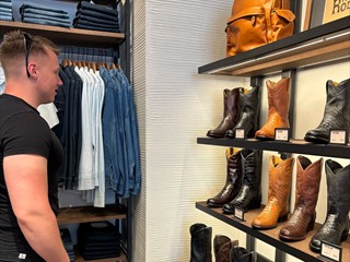 Man interessiert sich für Stiefel