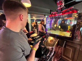 In der Spielhalle. O-Ton: <i>Gibt hier irgendwie 200+ Automatenspiele. Bringt mir so mittelmäßig Spaß</i>