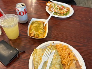 O-Ton: <i>Zum Frühstück gibt es El Paso Style mexikanisches Essen. Im Radio läuft ein mexikanisches Cover von Robbie Williams Angels</i>