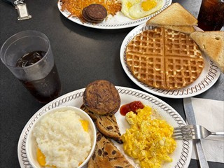 O-Ton: <i>Ok, das war hart. Waren bei Waffle House. Der Laden ist 24h geöffnet und bietet amerikanisches Frühstück an.</i>