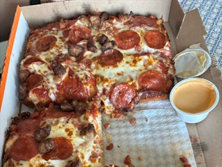 O-Ton: <i>"Wir sind kugelrund. Die beiden viereckigen Pizzen haben zusammen sieben Dollar gekostet..."</i>