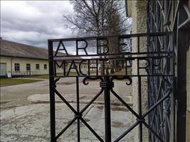 Der berühmt berüchtigte Schriftzug. Hier am Ursprungsort. Dachau war das erste Lager seiner Art.