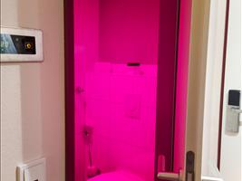 Seltsames Farbenspiel im Badezimmer!? Ne, ist keine Infralila-Lampe