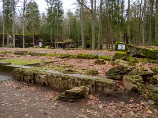 Ursprünglich war das eine Holzbaracke die mit Beton/Stein-Verblendung gesichert worden