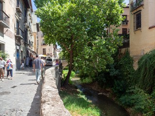 das ist ein Durchlass durch die äußere Stadtmauer der Alhambra