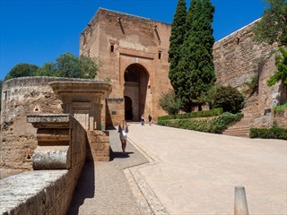 Dann Puerta de la Justicia. Seiteneingang mit Online-Tickets