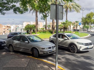 Ich beleuchte die Parksituation. Gelber Bordstein: Parkverbot