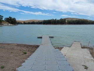 Der Wasserstand ist niedrig. Ein Schild warnt vor dem Genuss der Brühe