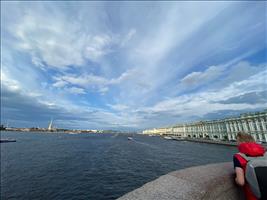 Die Newa fliesst durch Sankt Petersburg und mündet in die Ostsee