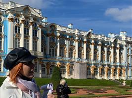Man besucht den berühmten Katharinen-Palast. Eintritt kostet extra -  Studententarif: 450 Rubel (ca. 5,- Euro)