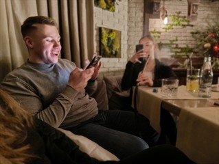 Es wird aus dem Reiseführer von <a href='https://de.wikipedia.org/wiki/Molwan%C3%AEen._Land_des_schadhaften_L%C3%A4chelns'>Molwanien</a> vorgelesen