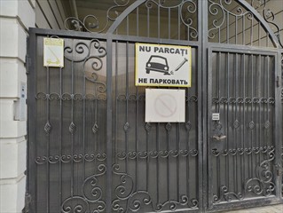 Ob das heißen soll "wir zerstechen dir deine Reifen, wenn du hier parkst"?