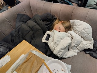 Macht schlummchen auf dem Flughafen