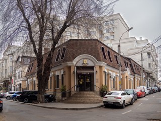Unser Hotel im Schatten der Sowjet-Platte
