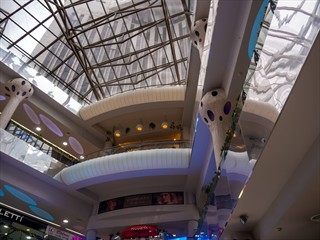 Das EKZ klebt an einem Bürohaus. Minibüros für Glücksritter aller Art.