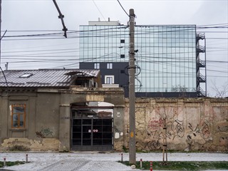 Modern und Geld neben rott und aussenvor