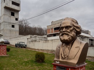 Wer der ist schon. Was das Gebäude im Hintergrund werden sollte, wiederum nicht