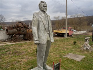 Der Typ ist übrigens innen hohl und nur eine ganz dünnen Blechtonne