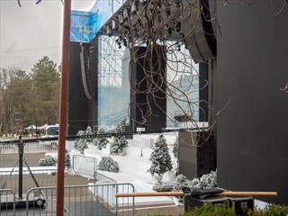 Winterlich dekorierte Bühne