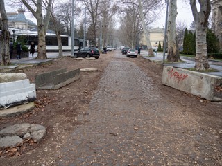 diese Strasse macht mehr den Eindruck einer Ausgrabungsstätte