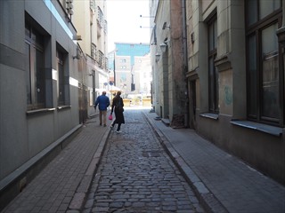 in eine kleine Gasse.