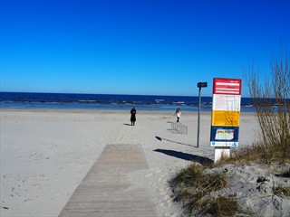 Und hinter dem Waldstreifen ist schon die See