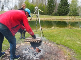 Es gibt lettischen Wild-Gulasch-Eintopf alias Bohnensuppe